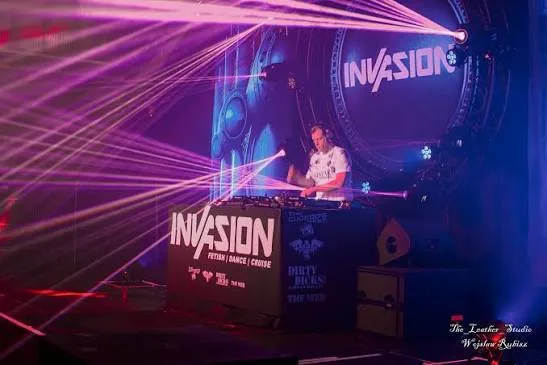 Invasion, Amsterdam